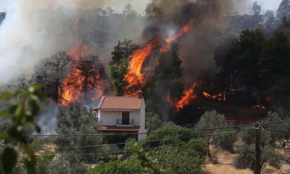 Εύβοια: Ξέσπασε φωτιά στο παλιό χωριό στο Δύστο